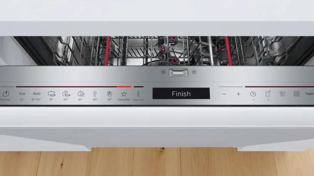 mando de un Lavavajillas donde se ve el programa favorito con una estrella y luz color roja