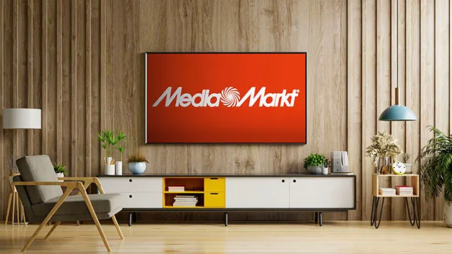 Salón con pared de madera, TV con logo de MediaMarkt, mueble bajo blanco y amarillo, sillón gris y lámpara colgante azul.