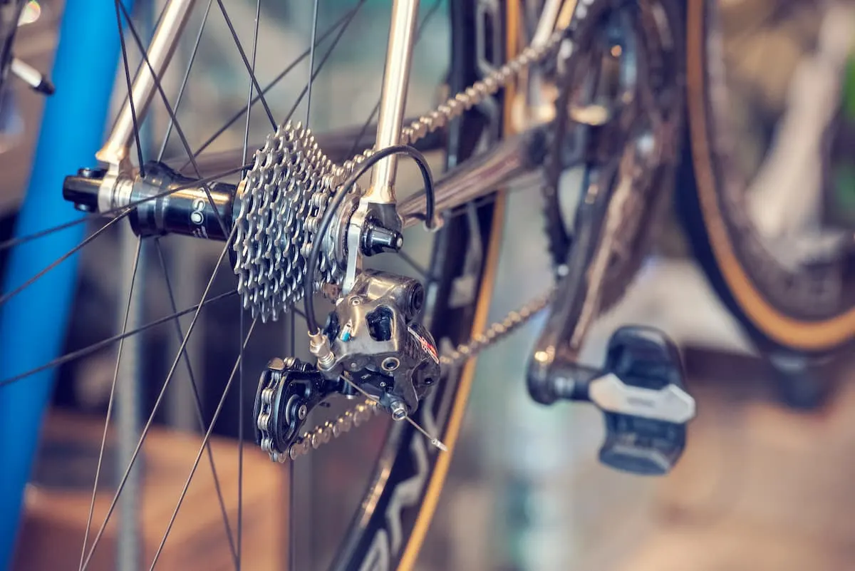 Detalle mecánico de la transmisión trasera de una bicicleta