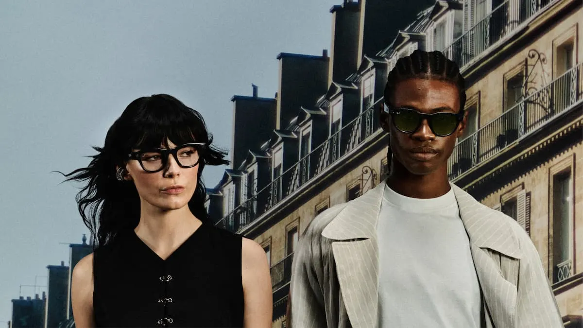 Dos personas con gafas Ray-Ban Meta con montura negra y verde frente a edificios parisinos