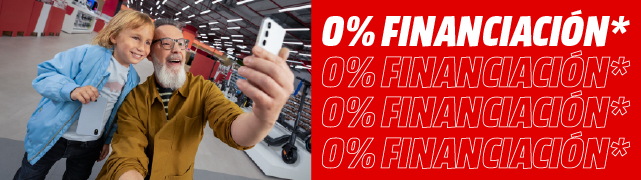 Un hombre con barba y una niña se hacen un selfie en una tienda de electrónica. Banner rojo promocional: 0% Financiación