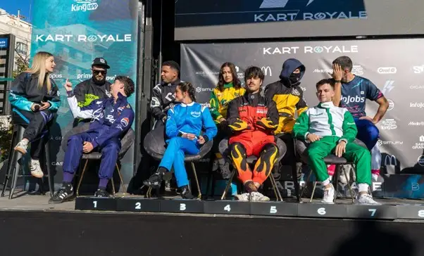 Pilotos de diferentes escuderías sentados en el podio del Kart Royale Granada.