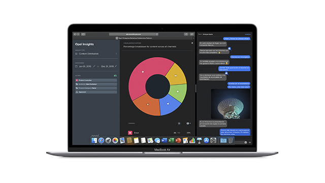 Se muestra un MacBook Air sobre un fondo de color blanco mostrando 2 aplicaciones ejecutándose al mismo tiempo: una mostrando un gráfico circular con datos estadísticos y una conversación en una aplicación de mensajería.