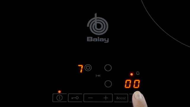 Detalle de un dedo desconectando los avisos sonoros en el control de una placa