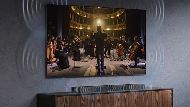 TV muestra concierto de orquesta; ondas azules salen de la pantalla y bocinas señalando sonido envolvente realista.