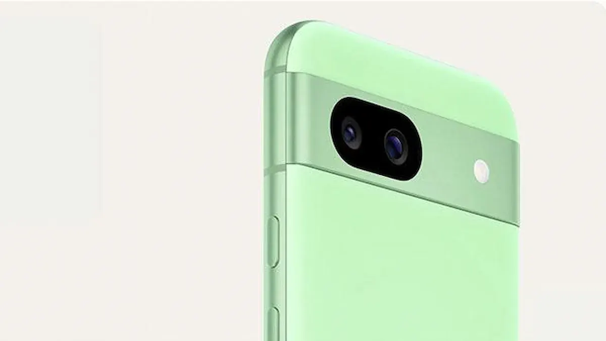 Parte trasera del Google pixel 8A verde con dos cámaras y un flash