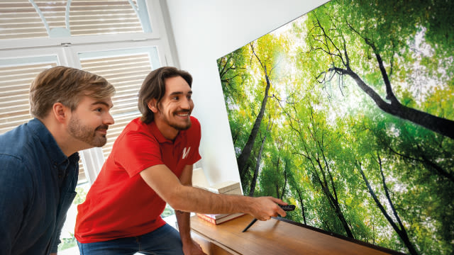 Técnico de MediaMarkt reparando televisor