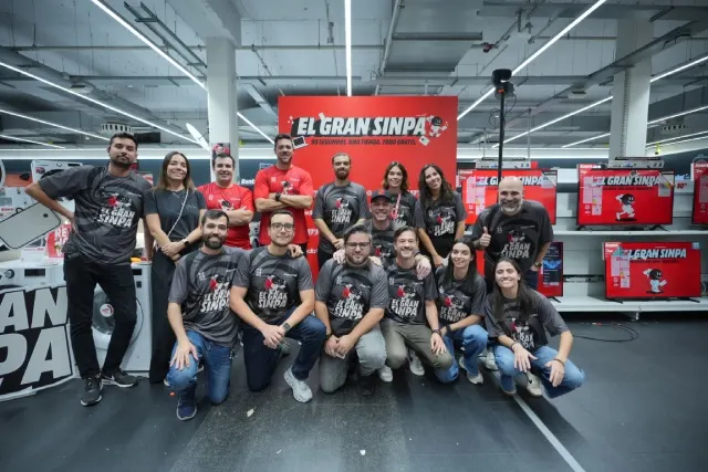 Equipo y participantes de El Gran Sinpa en MediaMarkt.