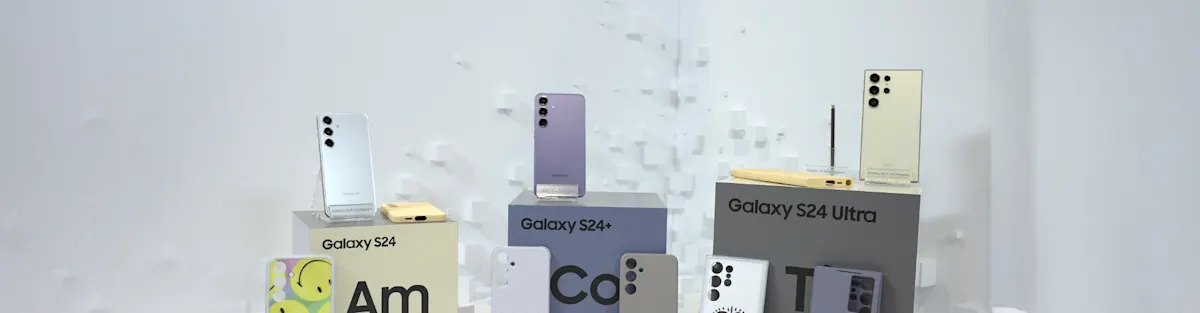 Varios modelos de teléfonos Galaxy S24 en soportes con cajas. Fondo blanco con textura geométrica.