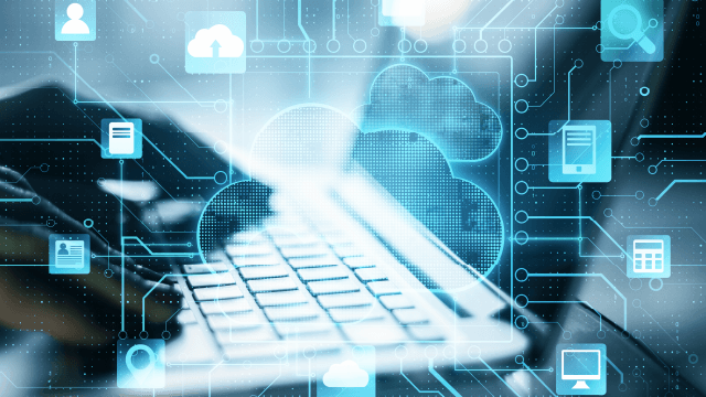 Manos sobre un teclado de computadora con iconos digitales de nube, persona, documento, móvil, lupa, calculadora y pantalla.