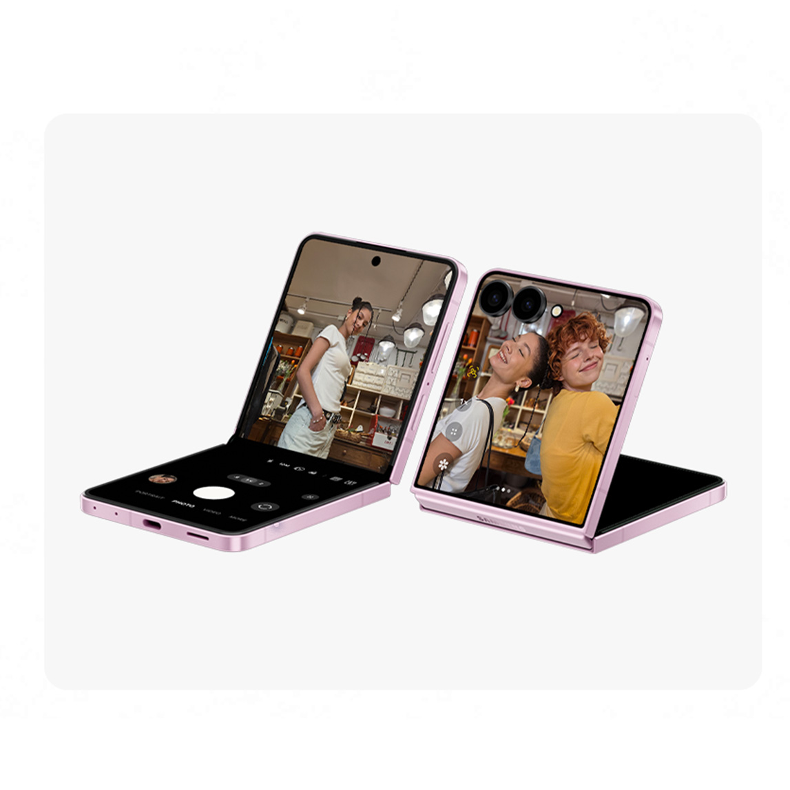 Dos Galaxy Z Flip rosas parcialmente plegados muestran fotos y controles de reproducción multimedia.