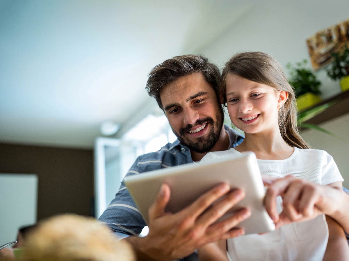 Pareja usando una tablet juntos en casa.
