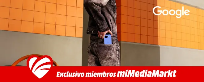 Persona con smartphone azul de Google en el bolsillo, frente a pared con azulejos naranjas y banner rojo “Exclusivo miembros miMediaMarkt”.