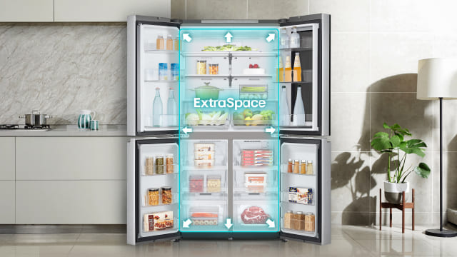 Refrigerador door-in-door abierto con iluminación y señal de “ExtraSpace”.
