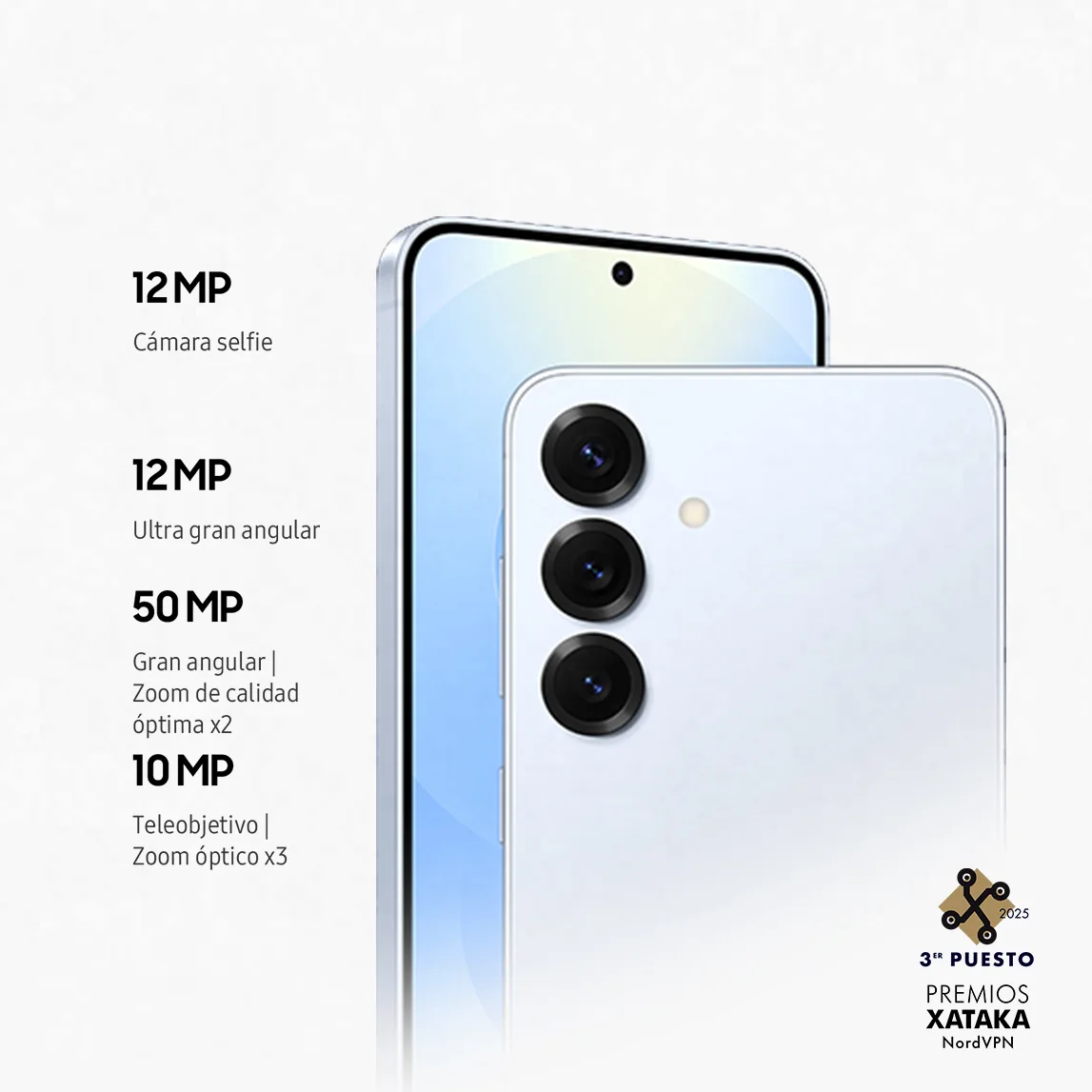Dos teléfonos móviles blancos uno al lado del otro muestran lentes de cámara y especificaciones en megapíxeles. Logo donde se muestra que Samsung ha sido galardonado con el 2º puesto en los premios Xataka 2025.