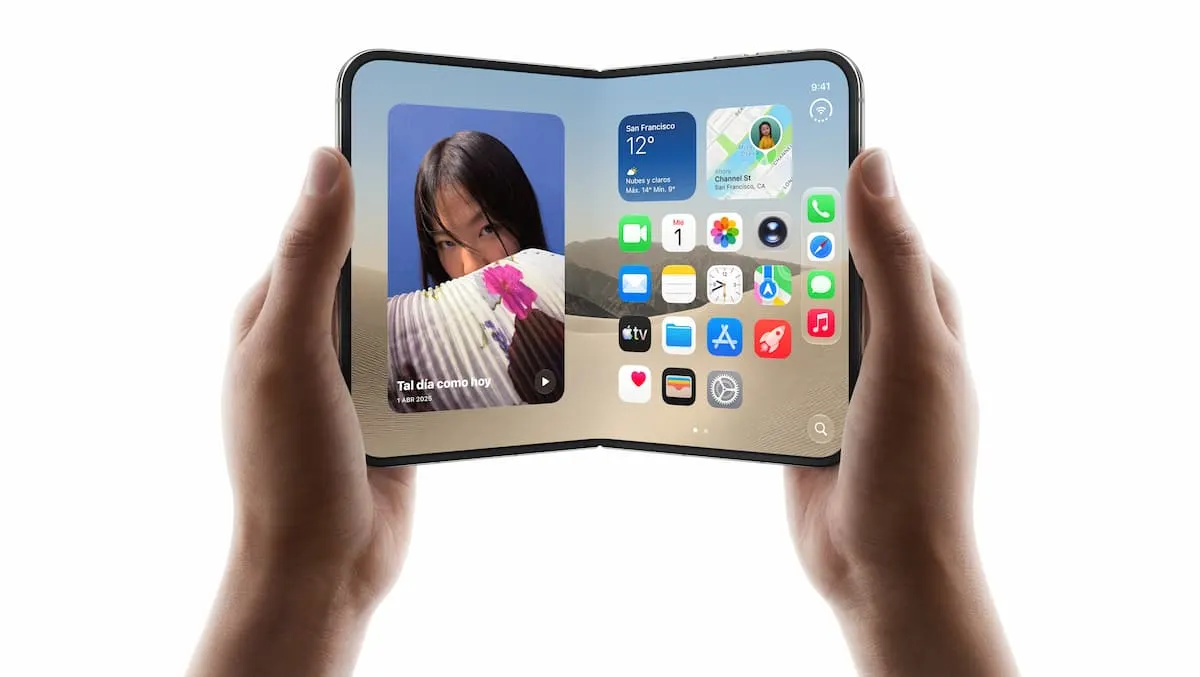 Manos sosteniendo un iPhone Duo abierto, mostrando la pantalla dividida con fotos, widgets del clima y ubicación, e iconos de apps