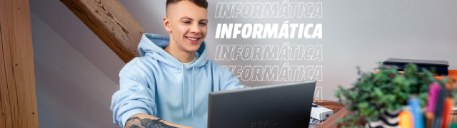 Joven usando un portátil en un escritorio de madera bajo una buhardilla, con el texto “Informática” repetido al fondo.