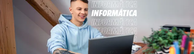 Joven usando un portátil en un escritorio de madera bajo una buhardilla, con el texto “Informática” repetido al fondo.