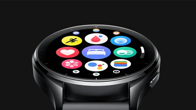 Reloj inteligente redondo con pantalla que muestra iconos de actividad, sueño, salud y aplicaciones sobre fondo negro.