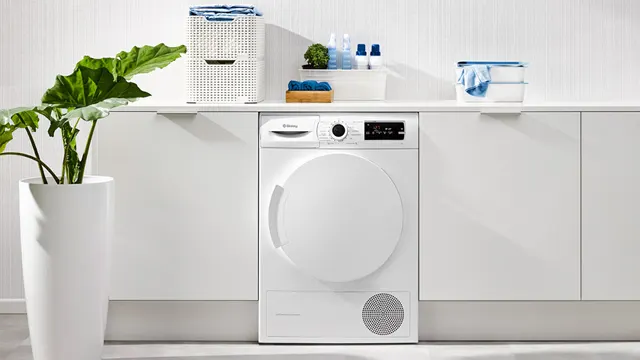 Cuarto de lavado con primer plano de una secadora de bomba de calor cerrada instalada bajo encimera