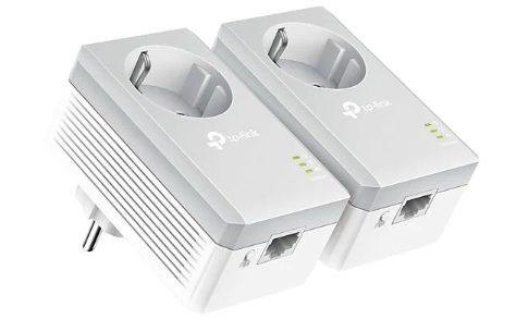 Dos adaptadores de corriente blancos con enchufes europeos, puertos Ethernet y luces indicadoras.