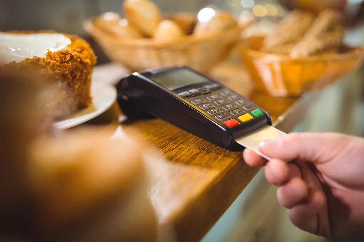 Pago con tarjeta en un TPV en una tienda