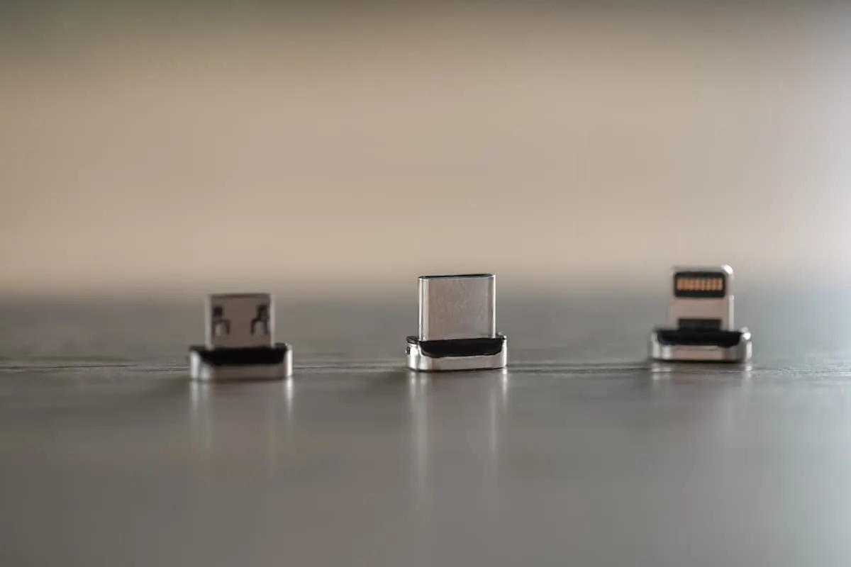 Tres pequeños adaptadores USB alineados sobre una mesa.