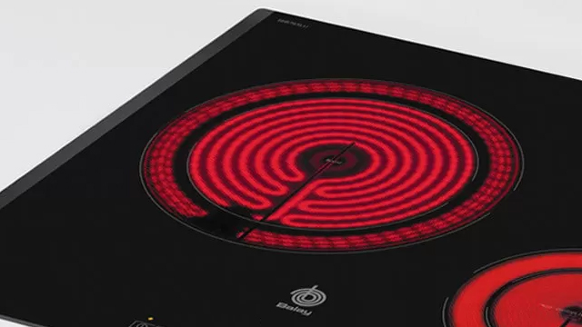 Detalle de la zona de cocinado adaptable encendida.