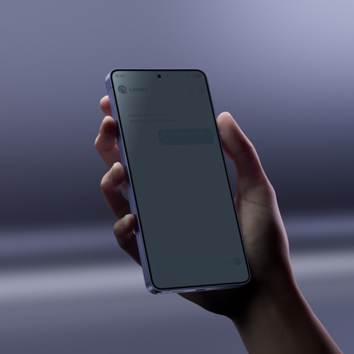 Galaxy S26 Ultra sostenido en la mano mostrando su pantalla frontal y diseño fino con bordes rectos