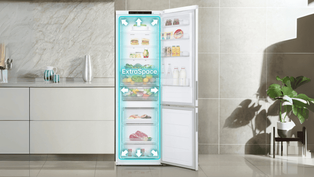 ExtraSpace: frigorífico abierto mostrando espacio interior ampliado.