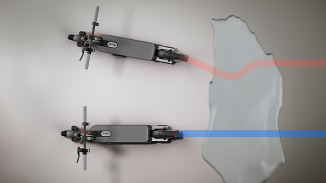 Dos scooters vistos desde arriba comparando el comportamiento con y sin sistema de control de tracción sobre una superficie mojada.