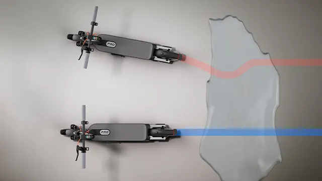 Dos scooters vistos desde arriba comparando el comportamiento con y sin sistema de control de tracción sobre una superficie mojada.