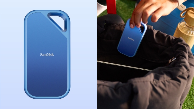 una persona guardando en un bolso el disco ssd sandisk creator pro practico y resistente 			 			 			 			 			