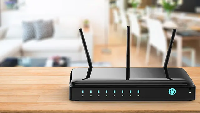 Un router negro con tres antenas se encuentra sobre una mesa de madera. En el fondo, se ve una sala de estar desenfocada.