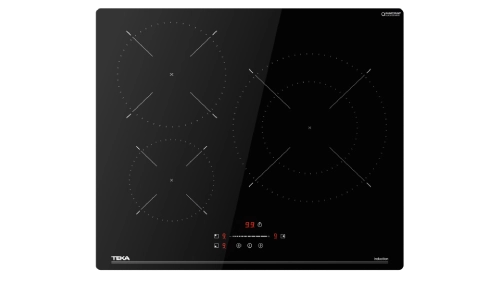 Placa de inducción negra Teka con tres zonas de cocción y controles táctiles en el centro.