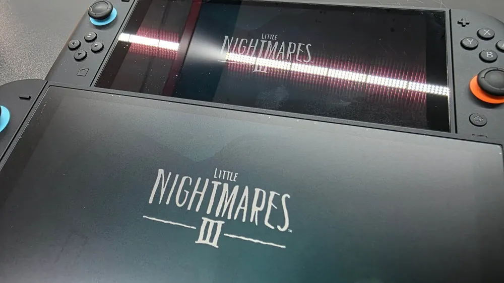 Dos consolas Nintendo Switch 2 con el juego “Little Nightmares III” en pantalla, comparando la pantalla sin protector, con reflejos marcados, y otra con protector mate que reduce los brillos.