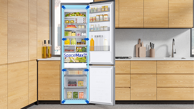 Refrigerador abierto en una cocina moderna, alimentos organizados en todos los estantes y compartimiento SpaceMax resaltado.