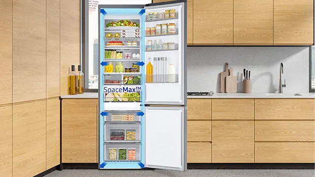 Refrigerador abierto en una cocina moderna, alimentos organizados en todos los estantes y compartimiento SpaceMax resaltado.