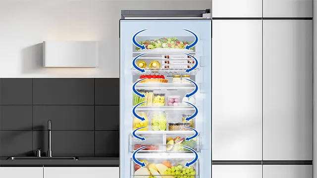 Refrigerador lleno de alimentos frescos, flechas azules representan el aire frío que se distribuye uniformemente por todos los estantes.