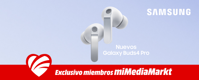 Primer plano de los nuevos auriculares inalámbricos Samsung Galaxy Buds4 Pro y Buds4 en color blanco sobre fondo degradado gris con el logo de Samsung con mensaje de nuevos.