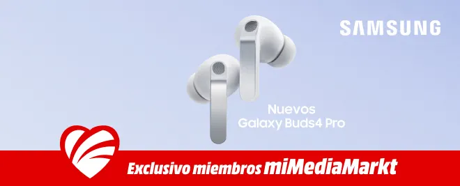 Primer plano de los nuevos auriculares inalámbricos Samsung Galaxy Buds4 Pro y Buds4 en color blanco sobre fondo degradado gris con el logo de Samsung con mensaje de nuevos.