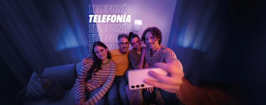 Grupo de cuatro jóvenes tomándose una selfie en un sofá, con la palabra “TELEFONÍA” repetida en el fondo iluminado.