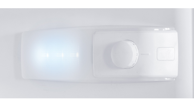Regulador giratorio e iluminación LED interior en el frigorífico OFK 471 E W para un ajuste sencillo de la temperatura de refrigeración.