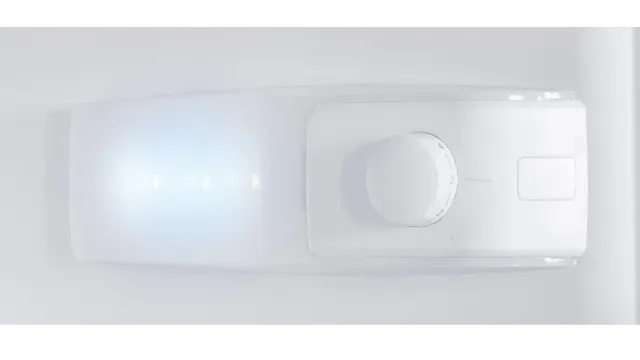 Regulador giratorio e iluminación LED interior en el frigorífico OFK 471 E W para un ajuste sencillo de la temperatura de refrigeración.