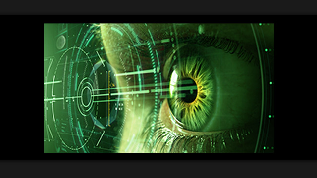 Ojo verde con iris amarillo, rodeado de gráficos tecnológicos en verde brillante sobre un fondo negro.