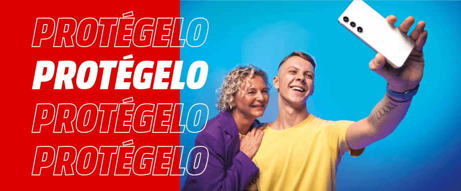 Dos personas sonriendo para una foto con un teléfono blanco. El fondo es rojo con texto blanco a la izquierda y azul a la derecha.