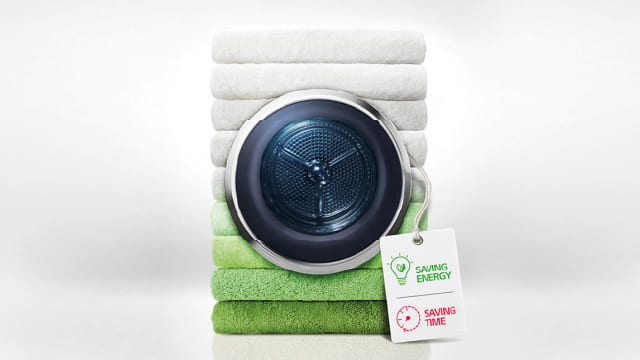 Ropa doblada con reloj-tambor; etiqueta ahorro de energía y menor tiempo.