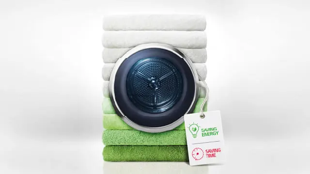 Ropa doblada con reloj-tambor; etiqueta ahorro de energía y menor tiempo.