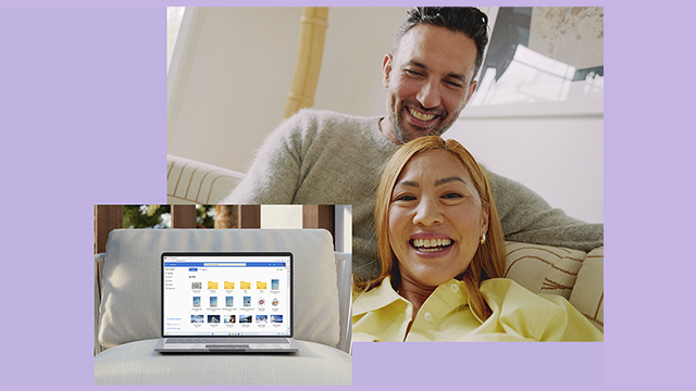 Una pareja sonríe en un vídeo, mientras que una computadora portátil muestra una pantalla de archivos y carpetas.