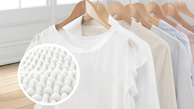 Sobre la imagen de camisas y blusas colgadas en perchas , infografía que muestra el detalle ampliado de las fibras